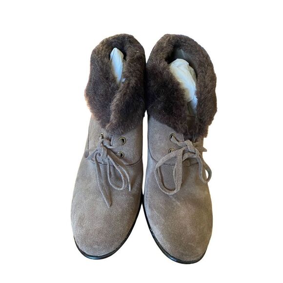 B Makowsky NWOT taupe suede wedge heel lace up ankle boot /8 - Picture 3 of 5